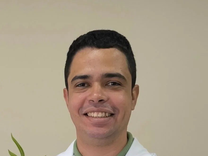Davi Berriel, de jaleco, no consultório